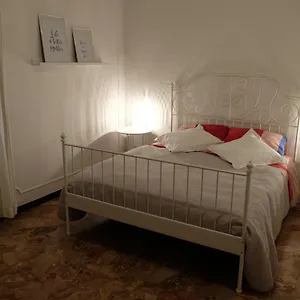 Spaziosa Matrimoniale Nel Centro Di Alloggio in famiglia